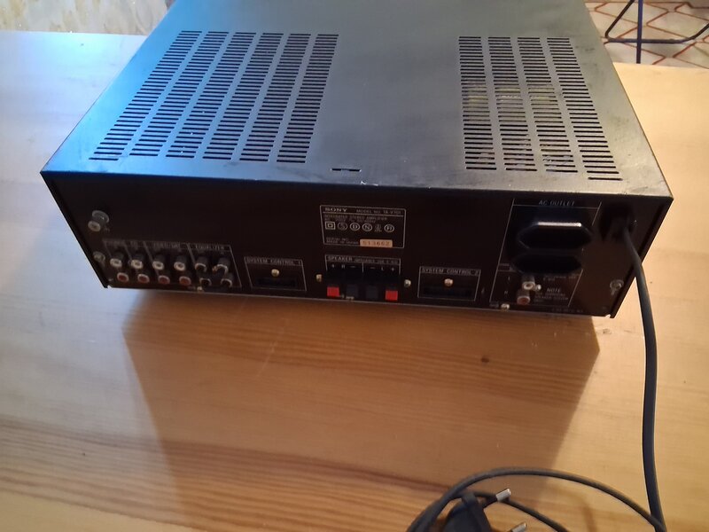 Amplificator Sony TA-V701 pentru cunoscatori