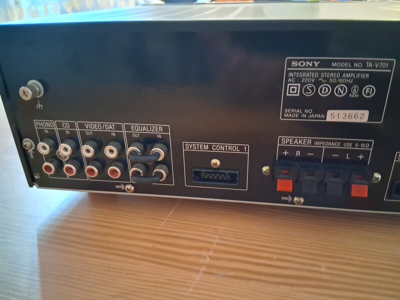 Amplificator Sony TA-V701 pentru cunoscatori